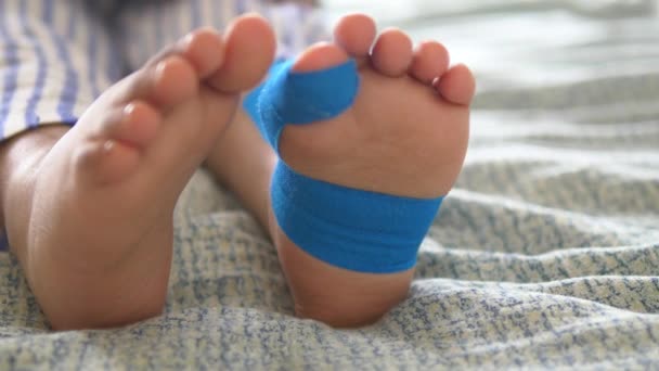 Эластичная Терапевтическая Синяя Лента Нанесенная Детскую Ногу Кинематографическая Терапия Травмы — стоковое видео