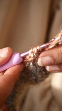 Pembe bir kancayla el örgüsü, yün iplik, yaratıcı zanaat..