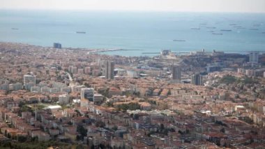 İstanbul şehir binaları ve Boğaz manzaralı Arial .