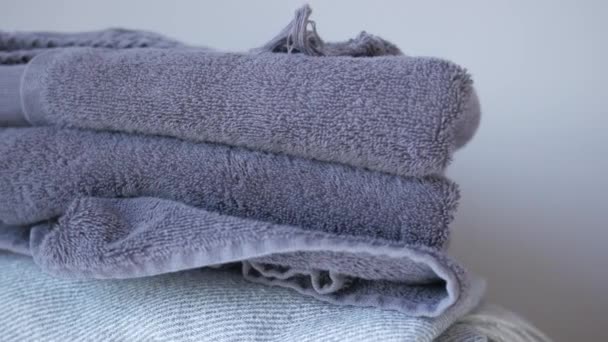 棚の上のテリー織りタオルの色を重ねる — ストック動画
