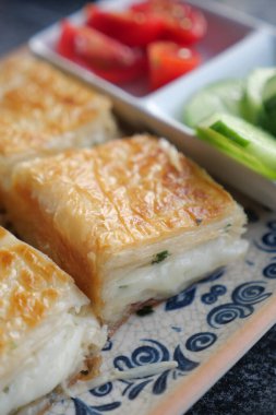 Geleneksel Türk Mutfağı Pastaları tabakta borek ,