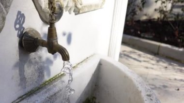 İstanbul 'da musluktan su dökülüyor. .