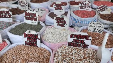 Hindi İstanbul 18 Temmuz 2023 Yerel pazarda soya fasulyesi koleksiyonu .