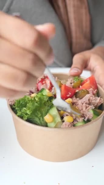Colher Picar Salada Atum Uma Tigela Mesa — Vídeo de Stock