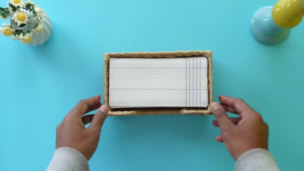 Рука Витягує Шматок Тканини Паперової Коробки — стокове відео