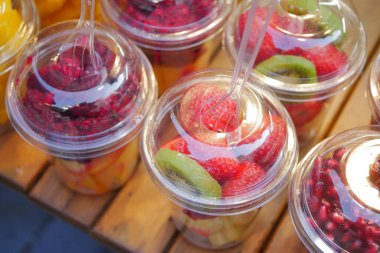  Masadaki kasede olgun kırmızı çilekler. .