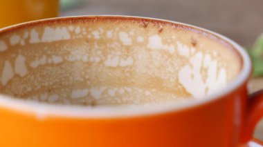 Masadaki boş kahve fincanının üst görüntüsü