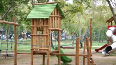 İstanbul 'daki ahşap çocuk parkı. ,