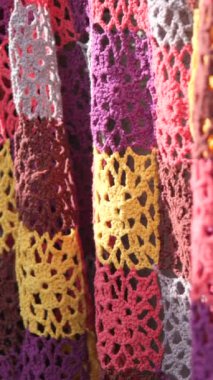 Farklı örgülerle örülmüş bir sürü kalın süveter.