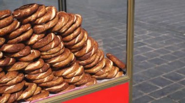 Türk Simit 'i minibüste satıyor ,
