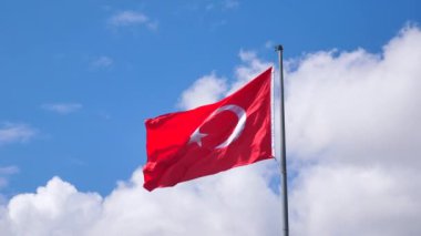 Gökyüzüne Karşı Türk Bayrağının Düşük Açı Görünümü