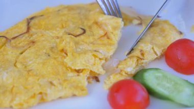 Masada sade yumurta omleti yemek. .