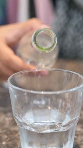 Открыть Крышку Пластиковой Бутылки Водой — стоковое видео