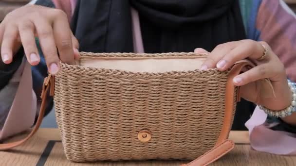 Nők Lehúzzák Cipzárt Táskájáról Közelről — Stock videók