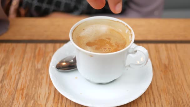 Kahve Fincanına Küp Şeker Düşürmek — Stok video