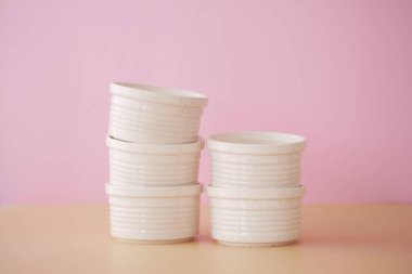  Masanın üzerinde beyaz renkli seramik kase .