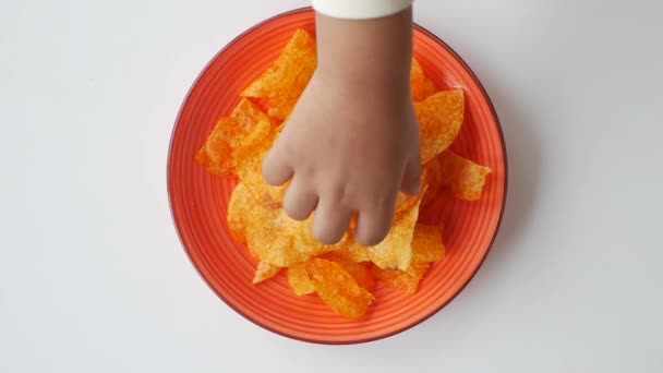 Bovenaanzicht Van Kind Hand Pick Aardappel Chips — Stockvideo