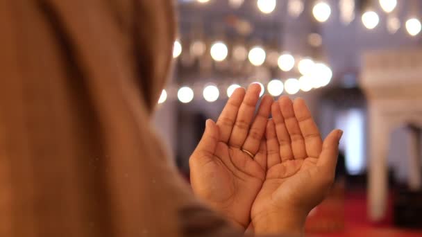 Мусульманська Молода Жінка Хіджабі Молиться Мечеті — стокове відео