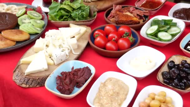 トルコ式朝食 テーブルでサービス — ストック動画