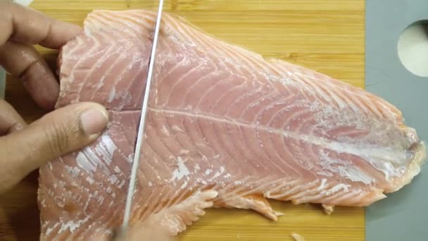 Tahta Kesme Tahtasıyla Taze Bir Balığı Bıçakla Doğramak — Stok video