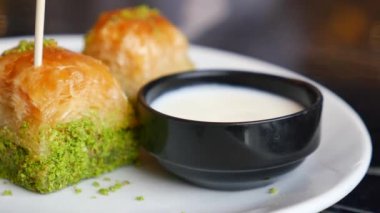 El yapımı Türk tatlısı bir tabak baklava. .