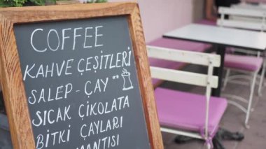 Açık havada siyah tahtada kafe menüsü .