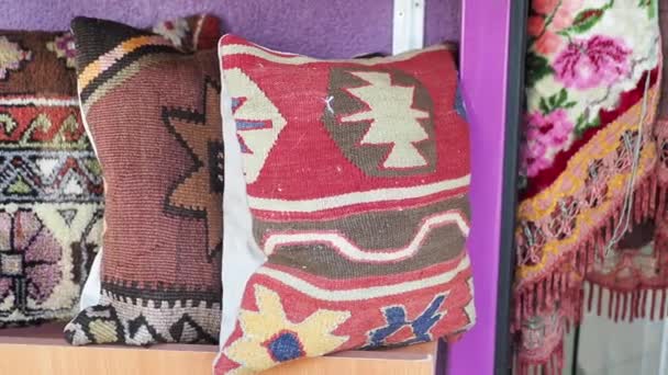 Almofadas Coloridas Exposição Para Venda Tradicional Bazar Turco — Vídeo de Stock
