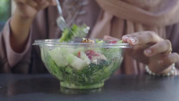 Tigela Salada Legumes Frescos Mesa — Vídeo de Stock