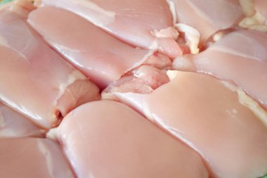  Beyaz arkaplanda çiğ göğüs tavuk eti..