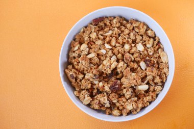 Musli 'nin turuncu arka plandaki kasesinin üst görüntüsü. ,