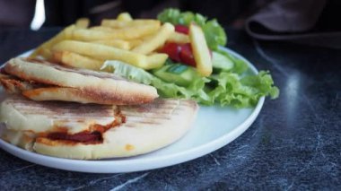 Kızarmış ekmek ve sosis. .