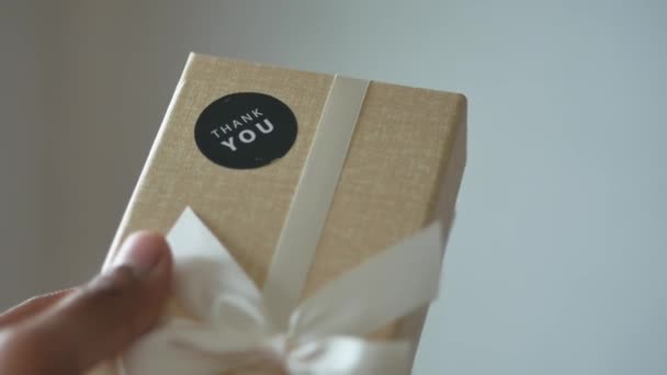 Tenant Une Boîte Cadeau Avec Autocollant Remerciement Dessus — Video