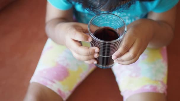 ソフトドリンクのグラスを飲む子供 — ストック動画