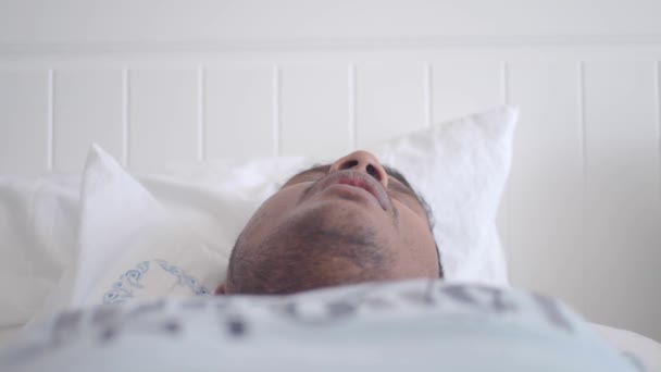 Genç Erkekler Yatakta Uyuyor Seçici Bir Odak Noktası — Stok video