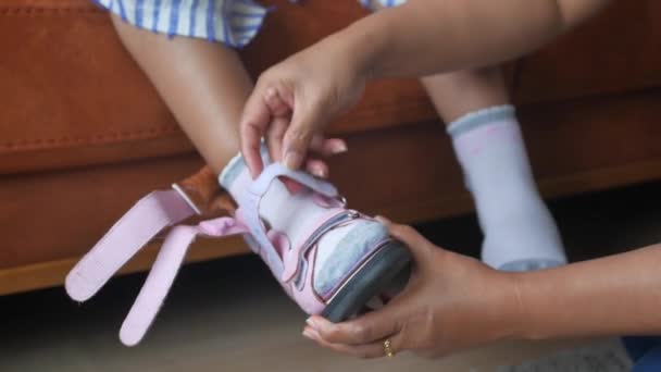 Положить Ноги Ортез Обувь Ноги Ребенка — стоковое видео