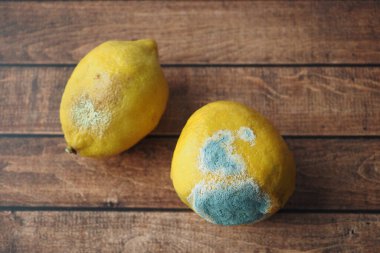 Masadaki kalıplı limonu kapat 