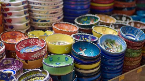 空のカラフルな装飾陶器のボウルのコレクション — ストック動画