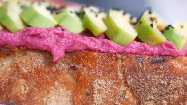 Sandwich Dengan Alpukat Dan Hummus Piring — Stok Video