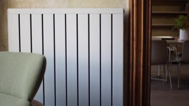 Radiatore Bianco Parete Bianca Grigia Appartamento Impianto Riscaldamento — Video Stock