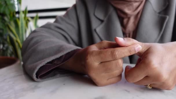 若い女性は指で痛みを抱えている手 — ストック動画