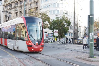 Hindi İstanbul 1 Haziran 2023. Eminonu 'da T1 tramvayı ve yoldan geçen insanlar. ,