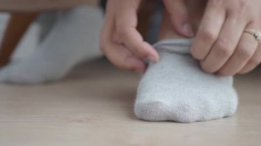 Kadınlar gri renkli hafif çoraplar giyer. .