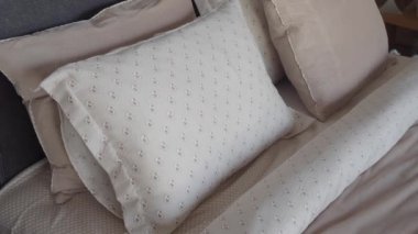 beyaz yastık yatağa dizilmiş. ,