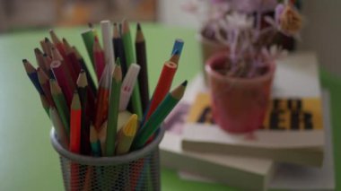 Masada kopyalama alanı olan renk kalemleri grubu