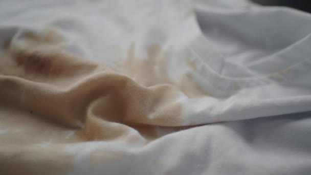 Rozlana Kawa Białą Koszulę — Wideo stockowe