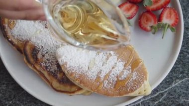 Muz ve çilekli krep. .