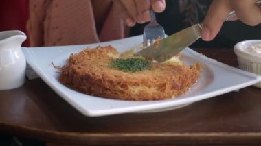 Türk tatlısı, kunafa, şam fıstıklı kadayif. .