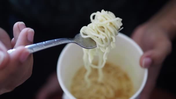 Jedzenie Instant Noodles Widelcem — Wideo stockowe