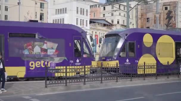 2023年6月1日 在埃米诺努的T1有轨电车 人们穿过马路 — 图库视频影像