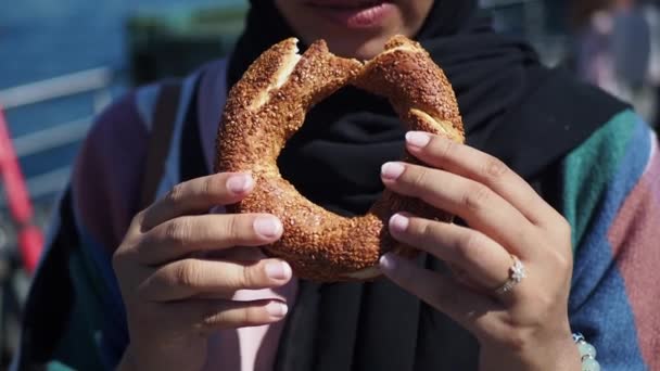 Mujeres Comiendo Una Bolsa Turca Simit — Vídeos de Stock